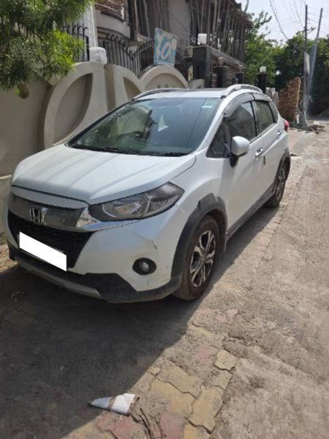 https://images10.gaadi.com/usedcar_image/4584430/original/processed_d9512bad-654b-4e4f-be31-6122f9014749.jpg?imwidth=6402