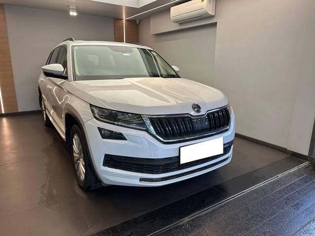 https://images10.gaadi.com/usedcar_image/4584452/original/processed_976c106092a5400e496ea8641b08ef5a.jpeg?imwidth=6401