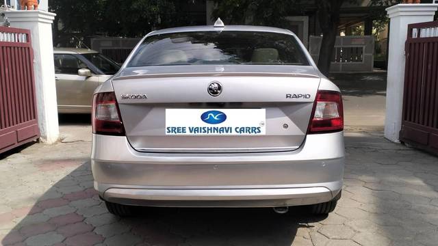 https://images10.gaadi.com/usedcar_image/4584464/original/processed_638295043b063c3d8efcfb324d1f3930.jpeg?imwidth=6401