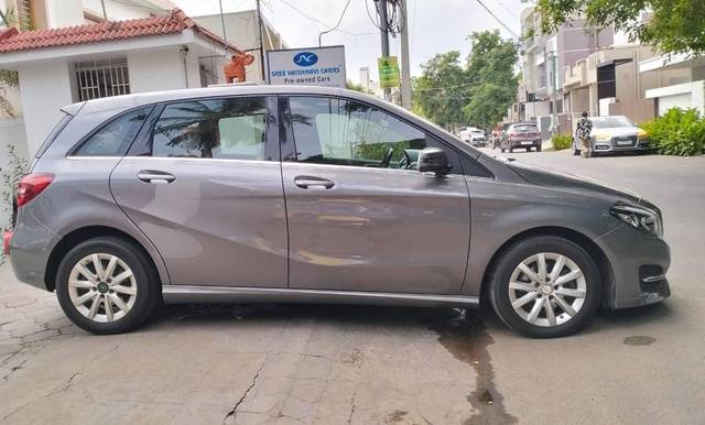 https://images10.gaadi.com/usedcar_image/4584480/original/processed_8a01cfa50b951a891f2bd810bb9dc6ae.jpeg?imwidth=6401