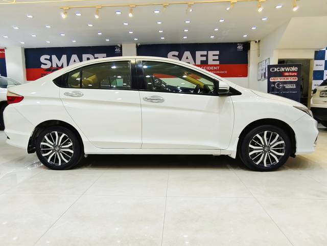 https://images10.gaadi.com/usedcar_image/4584492/original/7bb4afe8c3cec521eb83d162557eae04.jpg?imwidth=6401