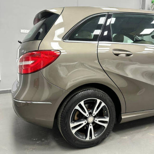 https://images10.gaadi.com/usedcar_image/4584506/original/processed_78a5bd2de4eec76493421cc93a90d698.png?imwidth=6402
