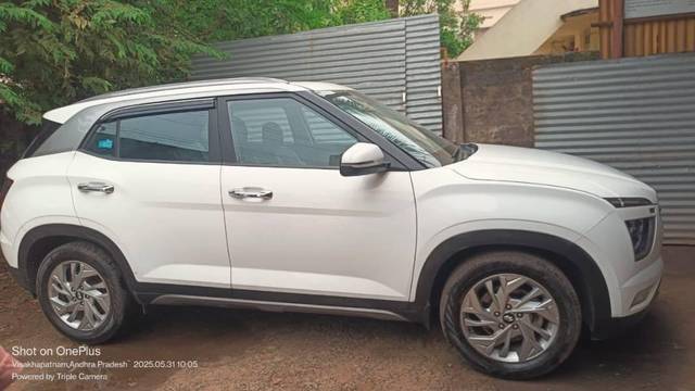 https://images10.gaadi.com/usedcar_image/4584511/original/processed_8282d4f2-6a7b-46a4-ada9-dae74c3d4b21.jpeg?imwidth=6402