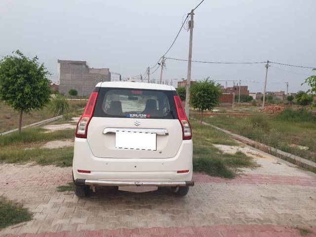 https://images10.gaadi.com/usedcar_image/4584518/original/processed_d11ec364-3c80-4895-8409-454e2c88c559.jpg?imwidth=6402