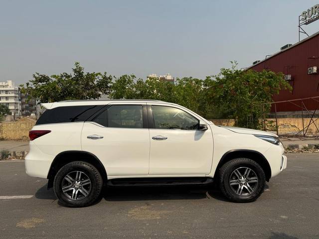 https://images10.gaadi.com/usedcar_image/4584606/original/processed_72c6cd32925e2dc7259171b5fbe12853.jpg?imwidth=6401