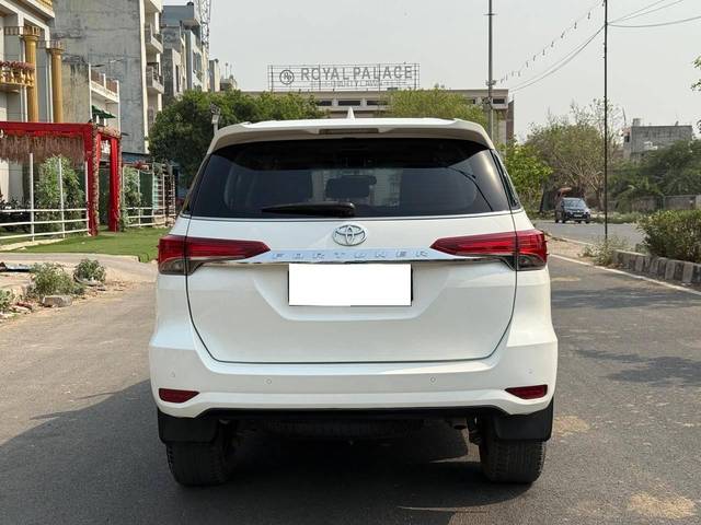 https://images10.gaadi.com/usedcar_image/4584606/original/processed_cc93d13046bef4e2d9065abb268a81d1.jpg?imwidth=6402