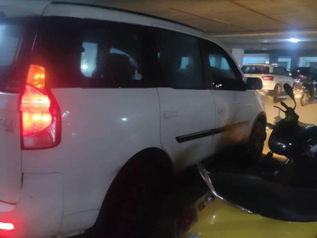 https://images10.gaadi.com/usedcar_image/4584636/original/processed_39a89781-74b9-4568-8c99-cda76340691c.jpg?imwidth=6401