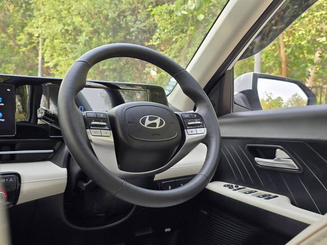 https://images10.gaadi.com/usedcar_image/4584684/original/processed_426d9cf5d45e1ec0fcff60ab149d526c.jpg?imwidth=6402