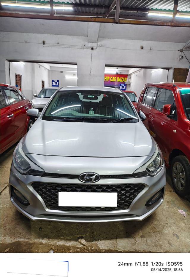 https://images10.gaadi.com/usedcar_image/4584759/original/processed_8c7ff97cf3196dc1312e235b6d705535.jpg?imwidth=6400
