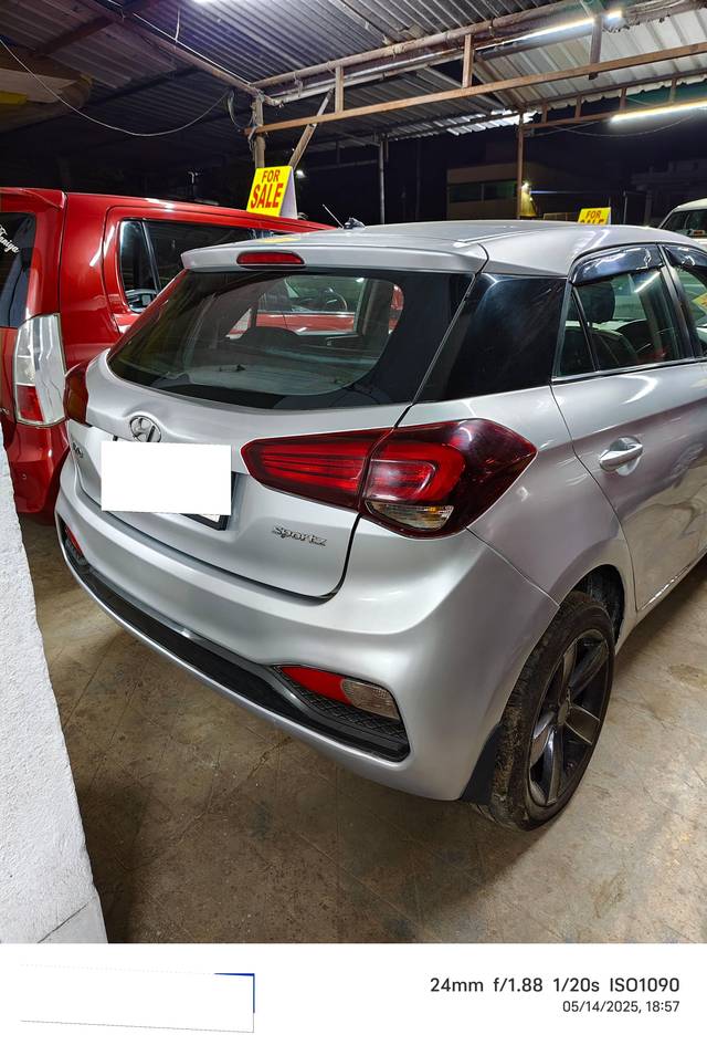 https://images10.gaadi.com/usedcar_image/4584759/original/processed_e08ffea8d55bd910c05aacd7c06a94cb.jpg?imwidth=6402