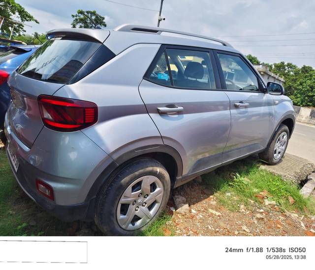 https://images10.gaadi.com/usedcar_image/4584769/original/processed_0fe0665f46a334723324ac9bce78d6b3.jpg?imwidth=6401