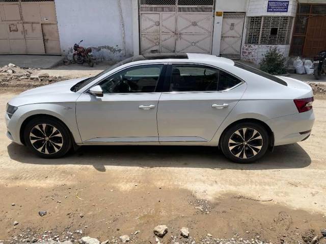 https://images10.gaadi.com/usedcar_image/4584821/original/processed_0793dc4a-4c1d-4dc7-980a-aa829ab53e6b.jpeg?imwidth=6402