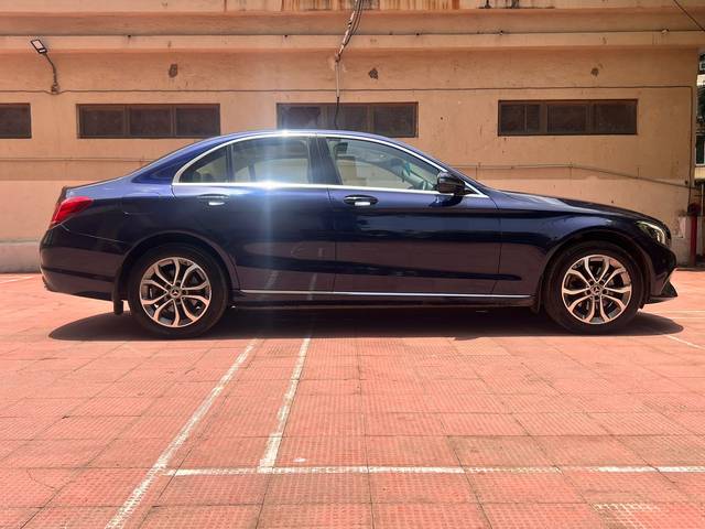 https://images10.gaadi.com/usedcar_image/4584833/original/e2d9a95110d7b2c18edab40bbfb56cd6.jpeg?imwidth=6401