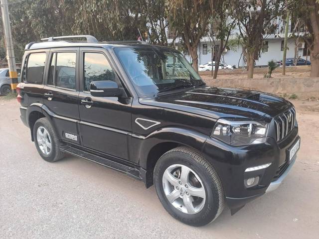 https://images10.gaadi.com/usedcar_image/4584924/original/processed_33806d85bba34f2e7291b1f15ea4bd70.jpg?imwidth=6400