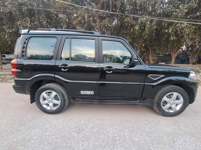 https://images10.gaadi.com/usedcar_image/4584924/original/processed_e2cdd88895f76cc772f0e49f0e765218.jpg?imwidth=6401