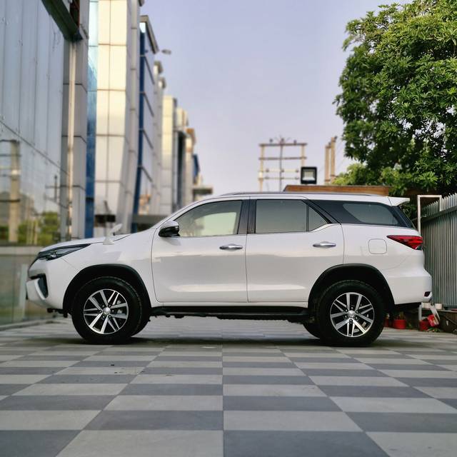 https://images10.gaadi.com/usedcar_image/4584946/original/a9b215730cb0a7d0e0fdcf1236ffbd8c.jpg?imwidth=6402