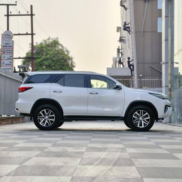 https://images10.gaadi.com/usedcar_image/4584946/original/processed_5da2dec8a2112cd8bbf37681c11b598b.jpg?imwidth=6401