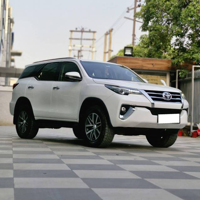 https://images10.gaadi.com/usedcar_image/4584946/original/processed_b3cca363c58158a3dff6345448e55ab1.jpg?imwidth=6400