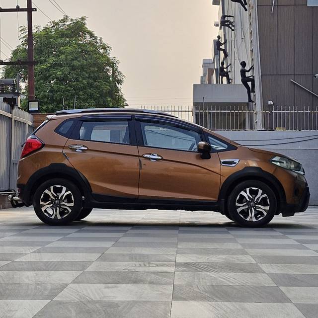 https://images10.gaadi.com/usedcar_image/4584951/original/2d885f99ea6b10540a53d68845cc4ab1.jpg?imwidth=6401