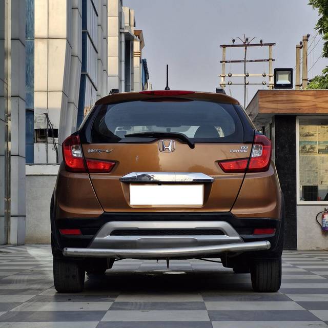https://images10.gaadi.com/usedcar_image/4584951/original/processed_183a2053fabbd3e747f9095be241881a.jpg?imwidth=6402