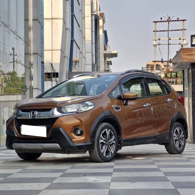 https://images10.gaadi.com/usedcar_image/4584951/original/processed_8cc3a0757d2385aa03a12e72a795de50.jpg?imwidth=6400
