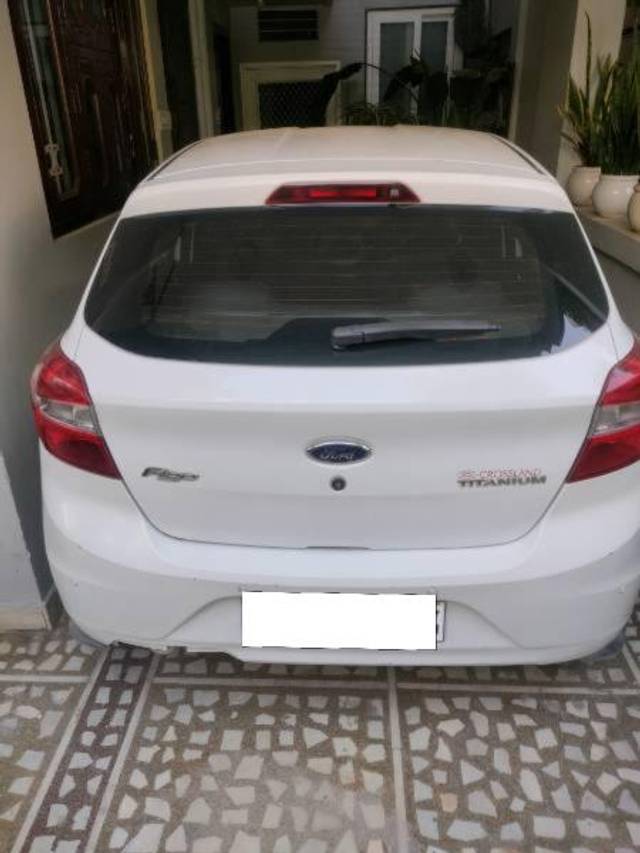 https://images10.gaadi.com/usedcar_image/4584968/original/processed_d7fbdd53-26eb-4844-8140-a61af4532e20.jpg?imwidth=6401