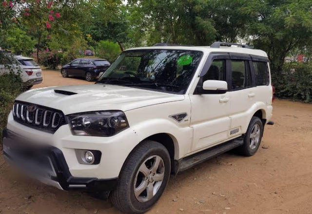 https://images10.gaadi.com/usedcar_image/4585054/original/1c915524-0da6-42b9-9d57-d978445bee81.?imwidth=6400