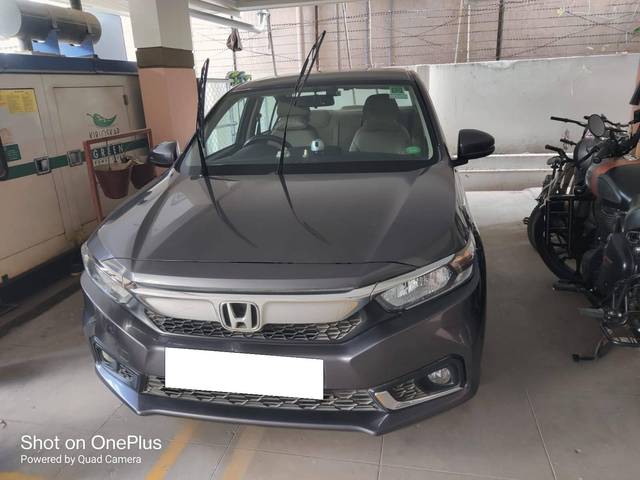 https://images10.gaadi.com/usedcar_image/4585122/original/processed_fb249aca-9b60-4ac7-be6a-df0987b8a2c0.jpg?imwidth=6401