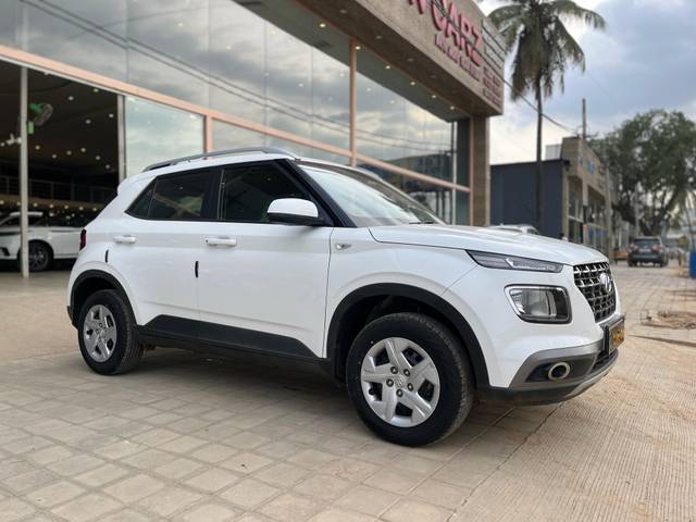 https://images10.gaadi.com/usedcar_image/4585142/original/d034f27b3bcd4d2353e9f9e9245946b3.jpg?imwidth=6400