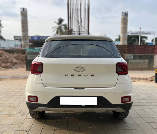 https://images10.gaadi.com/usedcar_image/4585142/original/processed_8bfe84fd58b4a4629a654a741e91b8cb.jpg?imwidth=6401