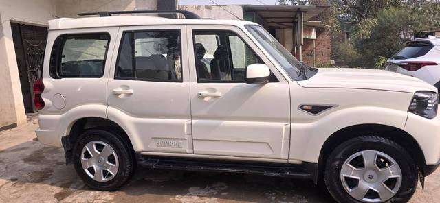 https://images10.gaadi.com/usedcar_image/4585154/original/processed_29037e6e0209563dcb1600c94876c645.jpg?imwidth=6401