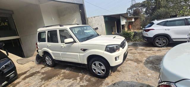 https://images10.gaadi.com/usedcar_image/4585154/original/processed_5842e0e9de2cbdef9669f9bfe490fb24.jpg?imwidth=6400