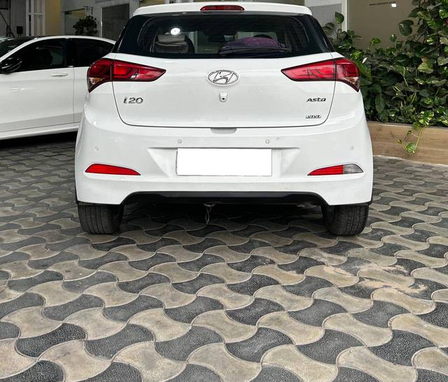 https://images10.gaadi.com/usedcar_image/4585164/original/processed_42cc619a7943314d9e4c7b0f8aac6f9f.jpg?imwidth=6401