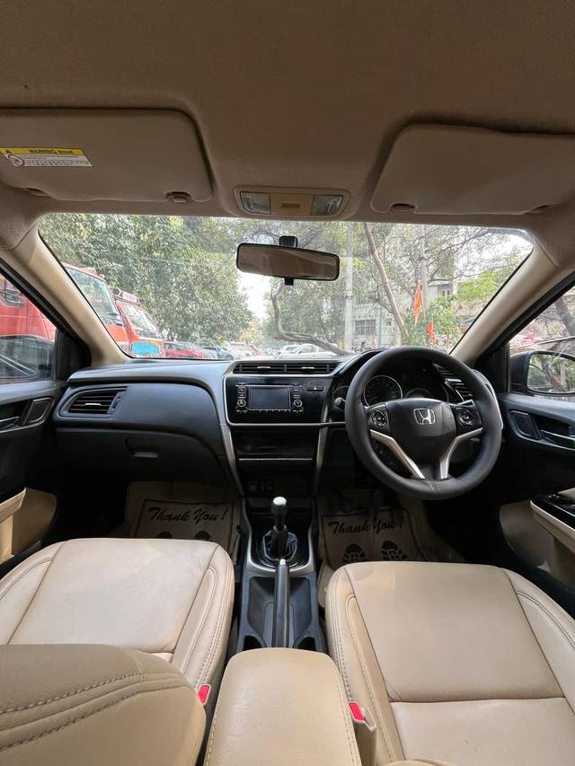 https://images10.gaadi.com/usedcar_image/4585165/original/4a3eb2191c90d01e78a46ee41a410a6a.jpg?imwidth=6402