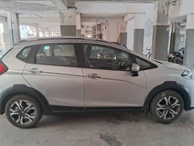 https://images10.gaadi.com/usedcar_image/4585228/original/processed_56d38ef4-0234-478d-b18e-bb405c551d2e.jpg?imwidth=6400