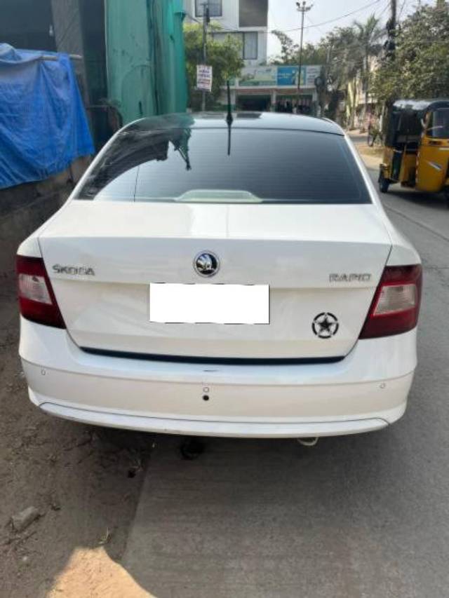 https://images10.gaadi.com/usedcar_image/4585435/original/processed_67318587-9f91-47e4-9d97-a178a7e0df63.jpg?imwidth=6401