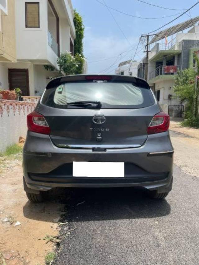 https://images10.gaadi.com/usedcar_image/4585466/original/processed_a5459b9b-313f-4fc2-a663-955220f2870f.jpg?imwidth=6402