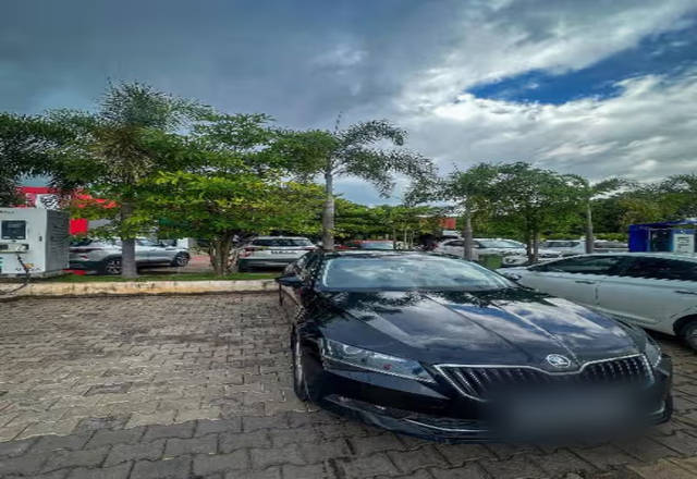 https://images10.gaadi.com/usedcar_image/4585731/original/6b7691fd-4517-4a27-a261-5028c3200615.?imwidth=6402