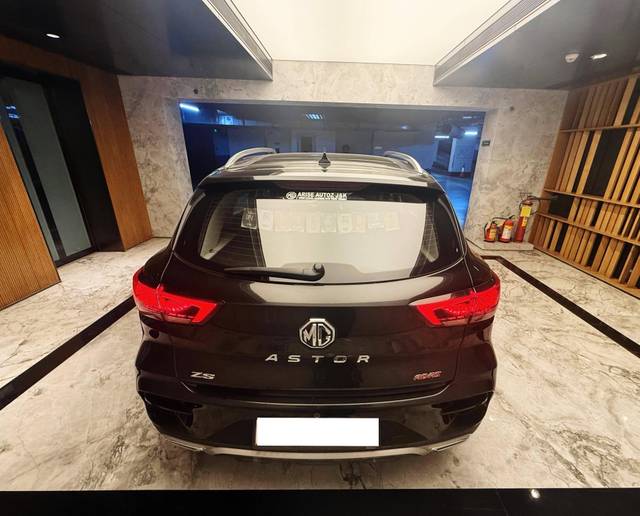 https://images10.gaadi.com/usedcar_image/4585809/original/processed_21940a1c-1000-4bc0-bac4-3936cf55261c.jpeg?imwidth=6402