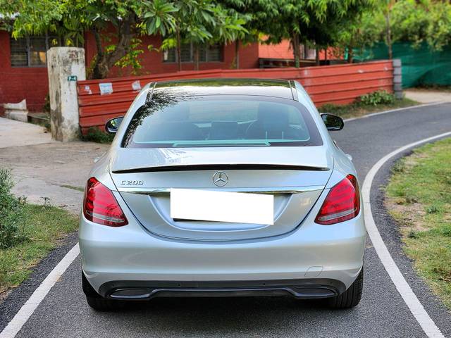 https://images10.gaadi.com/usedcar_image/4585862/original/processed_d122b81141bb4fce6c044d26c1b12e00.jpg?imwidth=6401