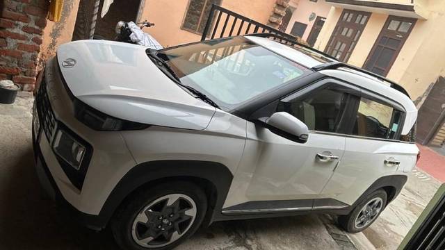 https://images10.gaadi.com/usedcar_image/4585958/original/processed_68734f00-3da9-4e4c-8b85-8f88122e89bd.jpeg?imwidth=6402