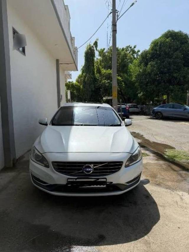 https://images10.gaadi.com/usedcar_image/4585965/original/processed_processed_48cdfb2c-00fc-4385-b9e8-99b221766679.jpeg?imwidth=6400