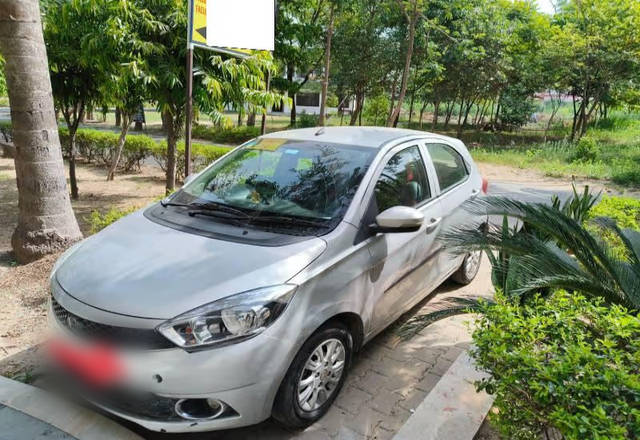https://images10.gaadi.com/usedcar_image/4586000/original/bfb681b1-6e08-4e50-b1e6-cba4c5edc6ca.?imwidth=6400