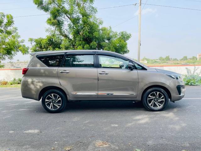 https://images10.gaadi.com/usedcar_image/4586038/original/processed_2fcff369-ff9f-458c-a010-cbb683e873a5.jpg?imwidth=6401