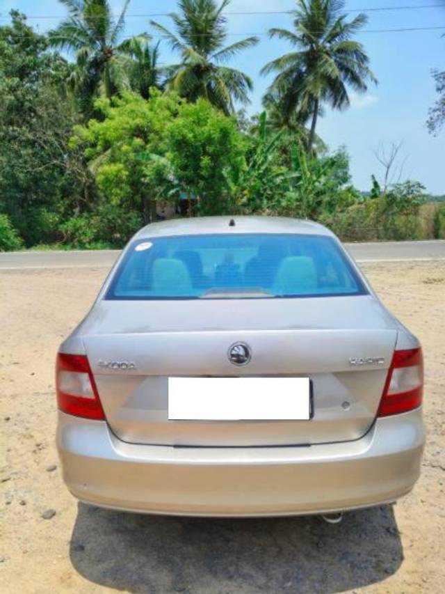 https://images10.gaadi.com/usedcar_image/4586096/original/processed_43d88a62-6581-48b3-947b-6bc802daa51b.jpg?imwidth=6402