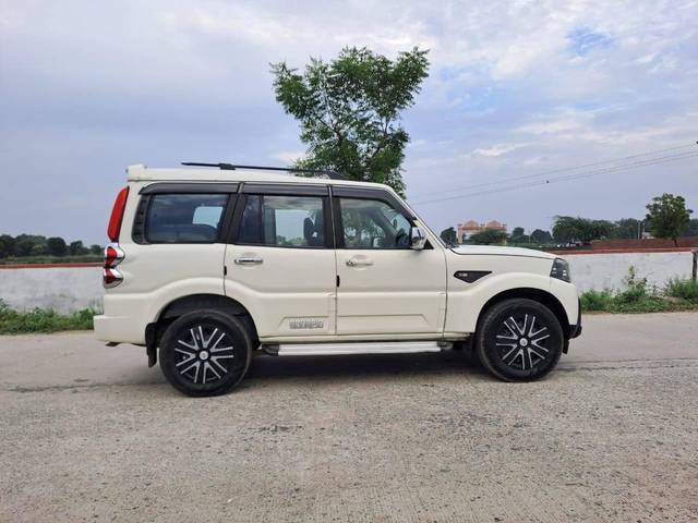 https://images10.gaadi.com/usedcar_image/4586114/original/processed_78ad6ad8-17f6-4459-b752-323e8e86fb73.jpg?imwidth=6401