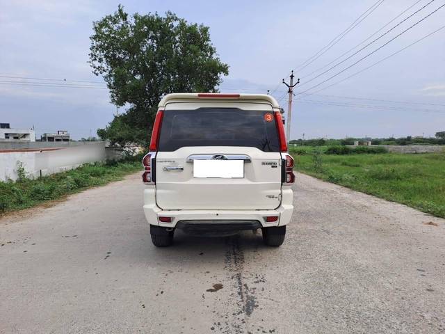 https://images10.gaadi.com/usedcar_image/4586114/original/processed_7fb67334-3f38-4c1d-9e11-bce33f41ef88.jpg?imwidth=6402