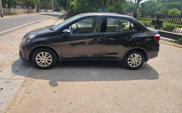 https://images10.gaadi.com/usedcar_image/4586131/original/processed_b89f35f9b9b0ceb57d41b44b824532a2.jpg?imwidth=6402