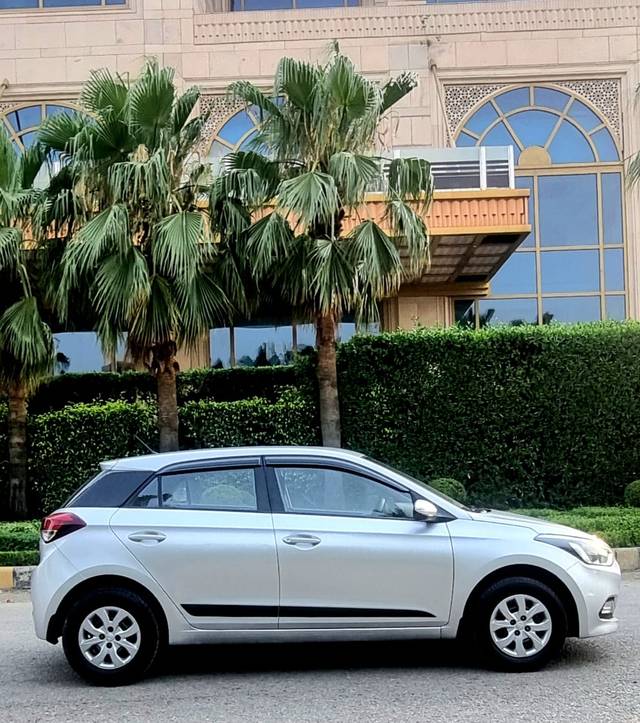 https://images10.gaadi.com/usedcar_image/4586135/original/7fe778bf3b85f9bdd2dbd83d1bddc247.jpg?imwidth=6401