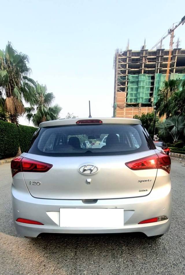 https://images10.gaadi.com/usedcar_image/4586135/original/processed_00c47608bd3e0644694bcce6fe8885cf.jpg?imwidth=6402